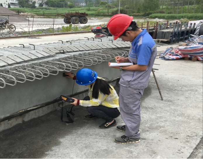 試驗室進行T梁檢檢測 試驗室進行T梁檢檢測