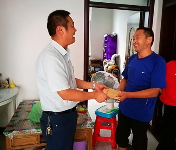 服務(wù)中心捐款.jpg 服務(wù)中心捐款.jpg