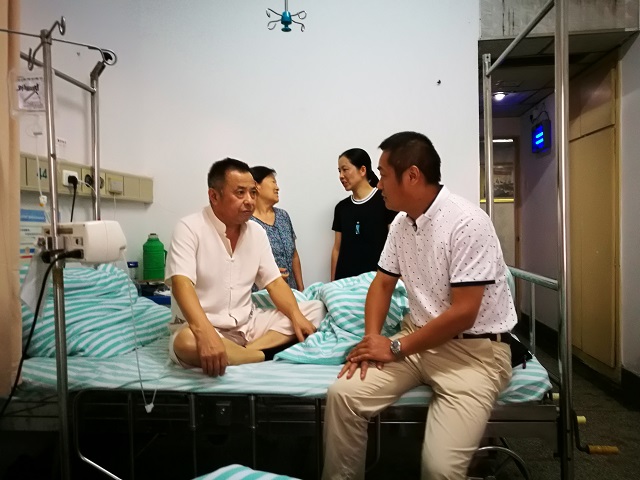 服務(wù)中心慰問.jpg 服務(wù)中心慰問.jpg