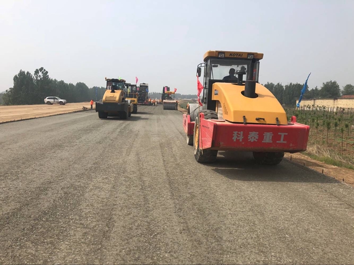 主線水穩(wěn)施工現(xiàn)場.jpg 主線水穩(wěn)施工現(xiàn)場.jpg