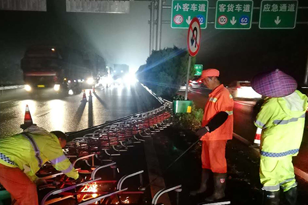 1588728493929438.jpg 對中央伸縮護(hù)欄進(jìn)行修復(fù).jpg