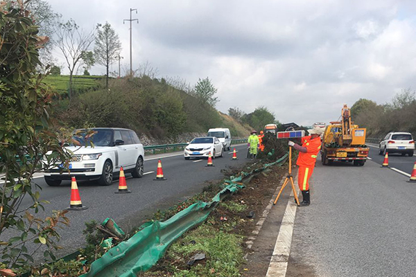 1588728531466708.jpg 在事故現(xiàn)場增設(shè)爆閃燈.jpg