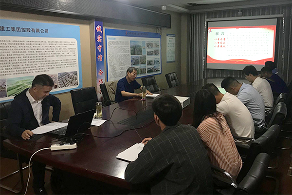 董事長(zhǎng)在淮南毛集項(xiàng)目會(huì)議室宣講三個(gè)以案1.jpg