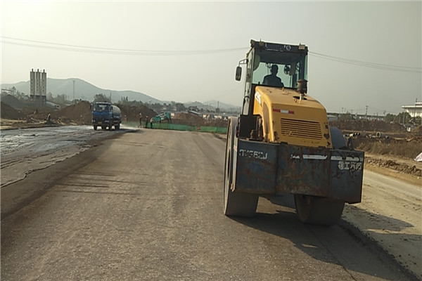 1603676890753074.jpg 水穩(wěn)壓實(shí).jpg