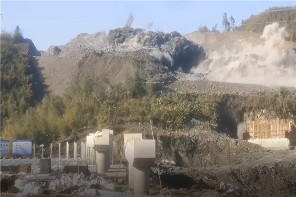 1604889458708826.png 爆破中的石方.png