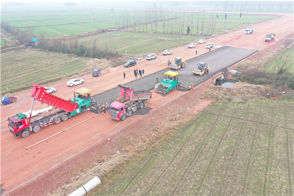 1607870134120737.jpg 水穩(wěn)攤鋪照片2.jpg