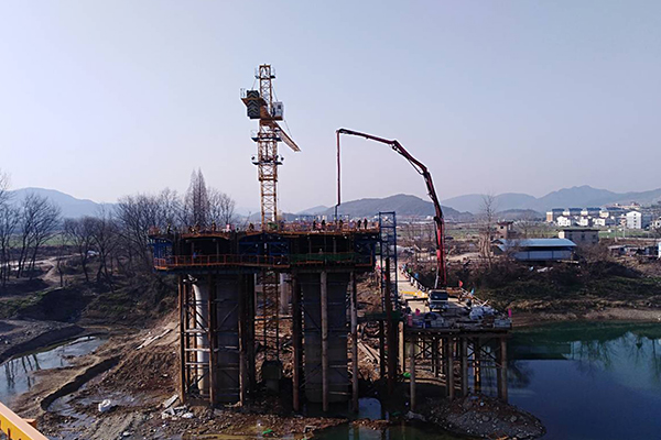 1610501557194418.jpg 秋浦河大橋跨河0#塊澆筑.jpg