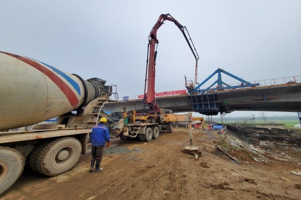 1611803116441475.jpg 合龍段澆筑.jpg