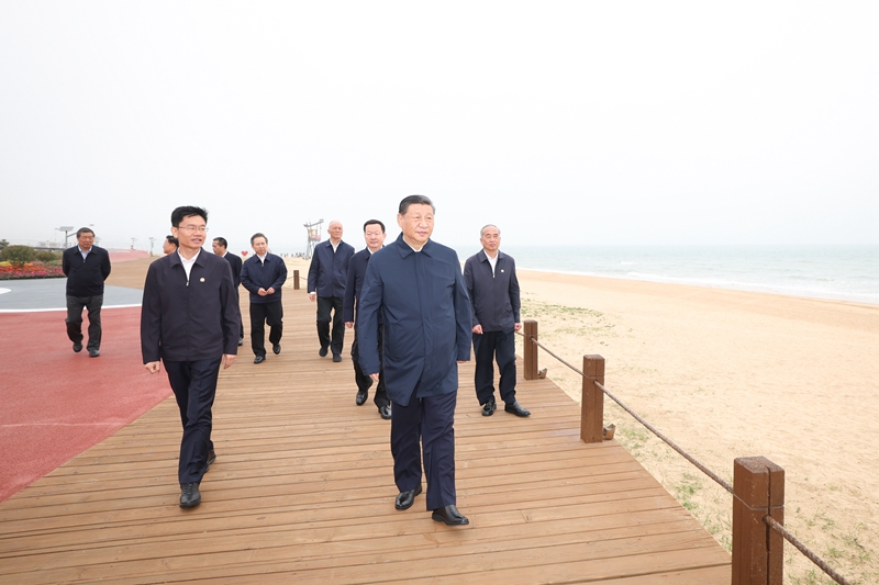 5月22日至24日，中共中央總書記、國家主席、中央軍委主席習(xí)近平在山東考察。這是22日下午，習(xí)近平在日照市陽光海岸綠道考察。