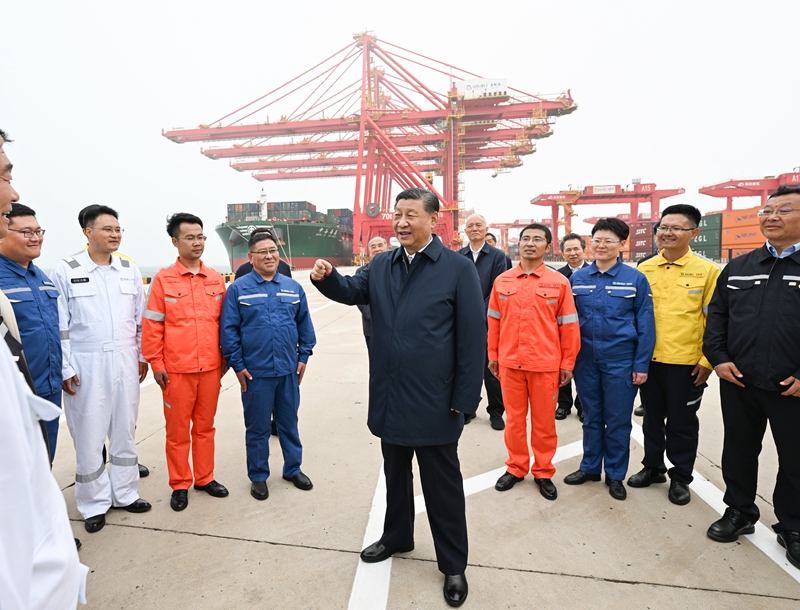 ??5月22日至24日，中共中央總書記、國家主席、中央軍委主席習(xí)近平在山東考察。這是22日下午，習(xí)近平在日照港親切慰問港口科技工作者、運(yùn)營人員、航運(yùn)人員。 